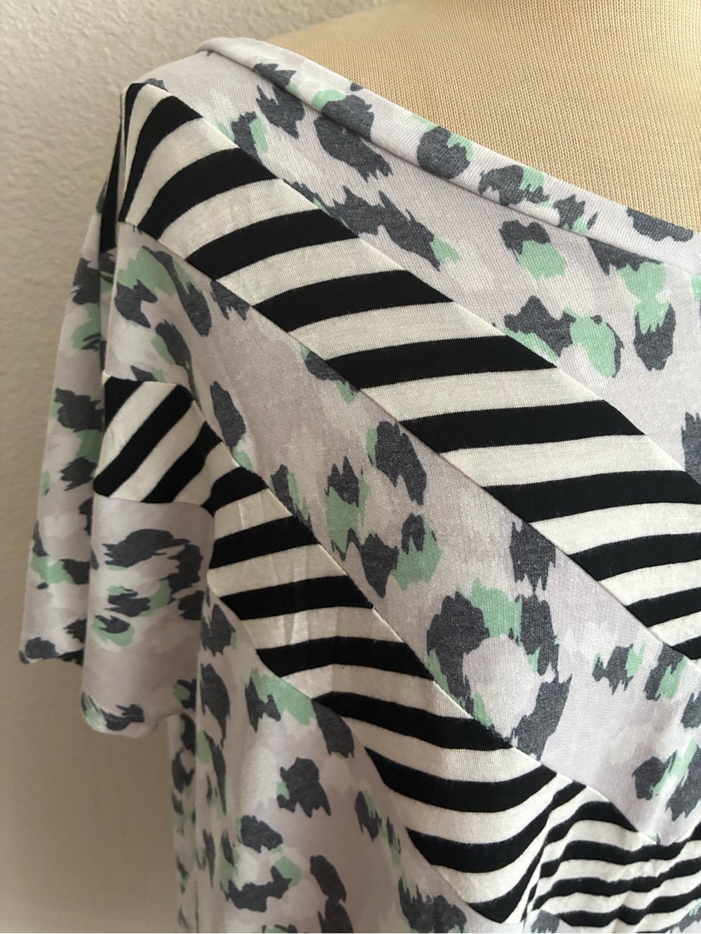 Sew In Love tee - Picture 2 of 7